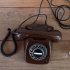 Vintage chocoladebruin telefoontoestel met draaischijf