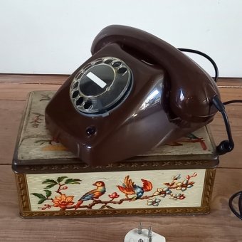 Vintage chocoladebruin telefoontoestel met draaischijf