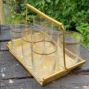 Vintage rekje met borrelglaasjes
