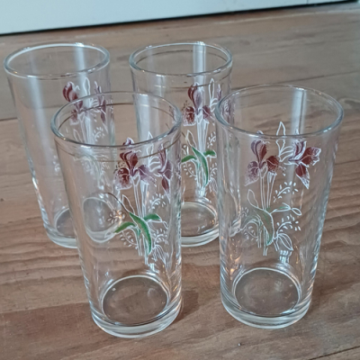 Frisglazen met Iris bloemmotief 