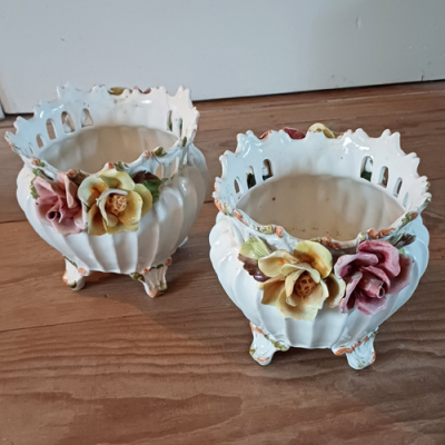 Vintage bloempotten met bloemfiguren en gerafelde rand porselein