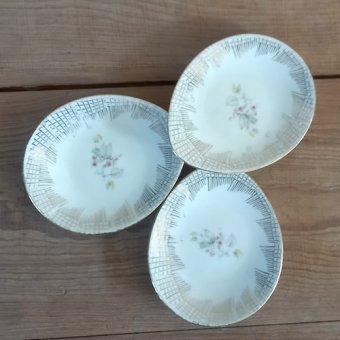 Vintage lekbakjes in ei-vorm met bloemmotief en gouden strepen