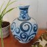 Vintage vaas met bloemmotieven in wit en blauw met oor