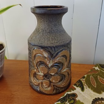 Vintage vaasje met bloemmotief Austria