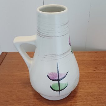 Vintage wit vaasje W. Germany met gekleurde motiefjes