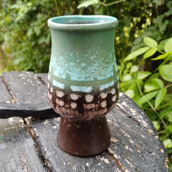 Vintage vaasje in groen en bruin op voetje