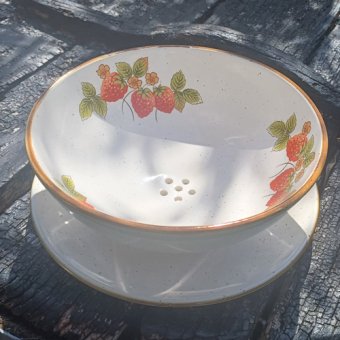 Lekbakje met aardbei schildering en schotel