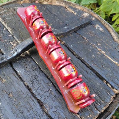 Eierdopjes in houten rek met bloemmotieven