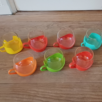 Glazen theekopjes met plastic houder van Melitta