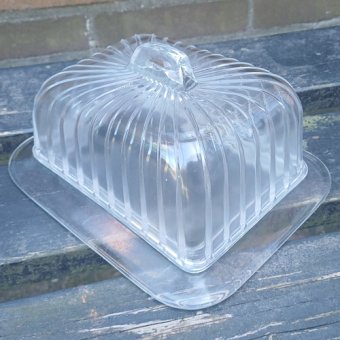 Glazen kaasstolp met streepjes en handvat