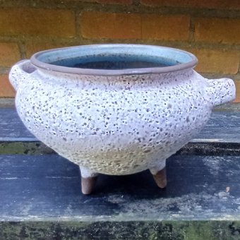 Grijs fatlava potje met pootjes