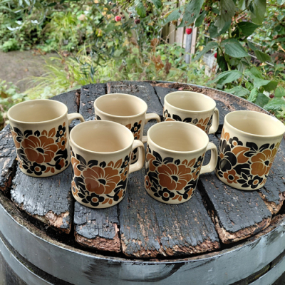 Bekers bruin en beige Staffordshire potteries jaren 70