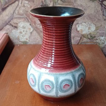 Vintage W Germany bruine bloemenvaas met wit groene figuren